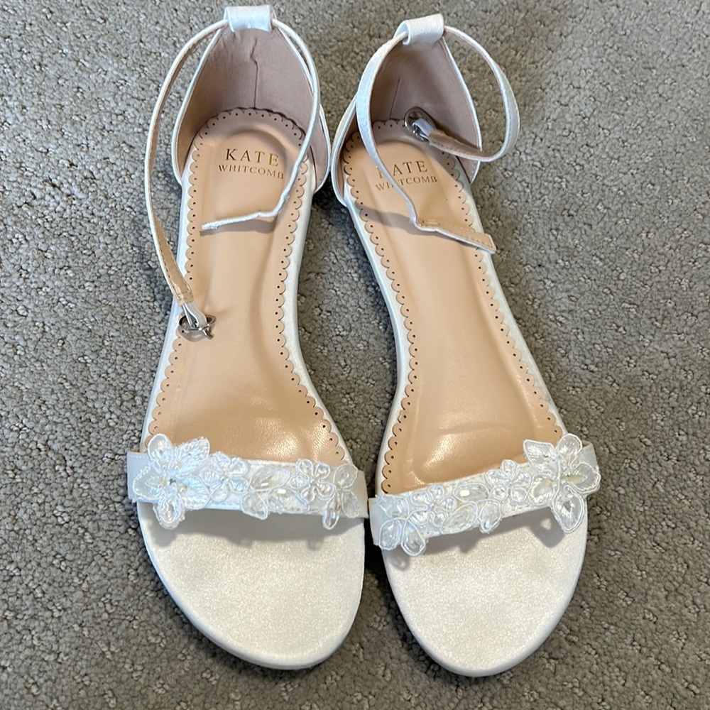 Kate Whitcomb style lily size 9 white wedding flat. Open toe color ivory